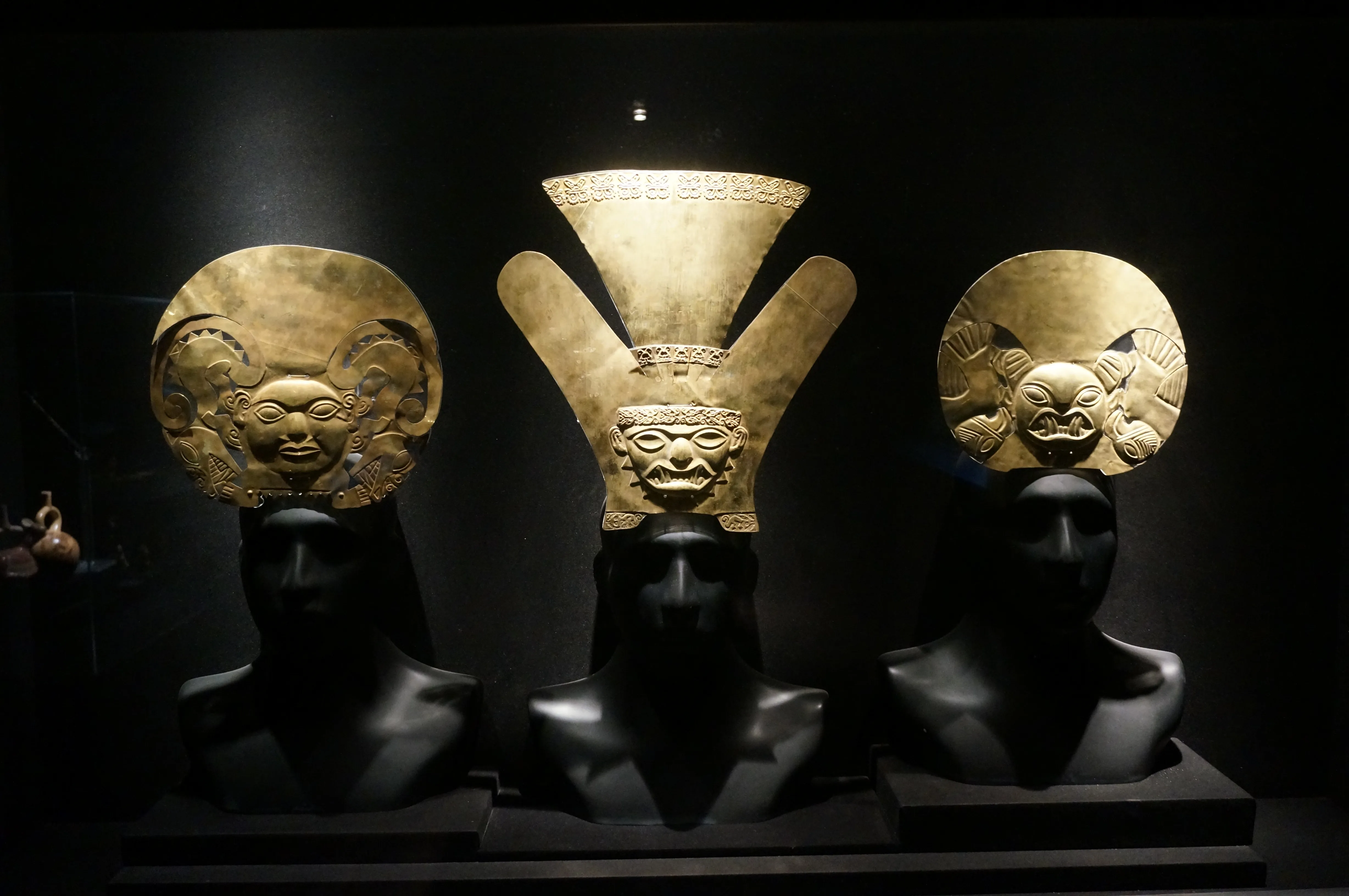 lima museum hats.ChGFh6Ik.jpg