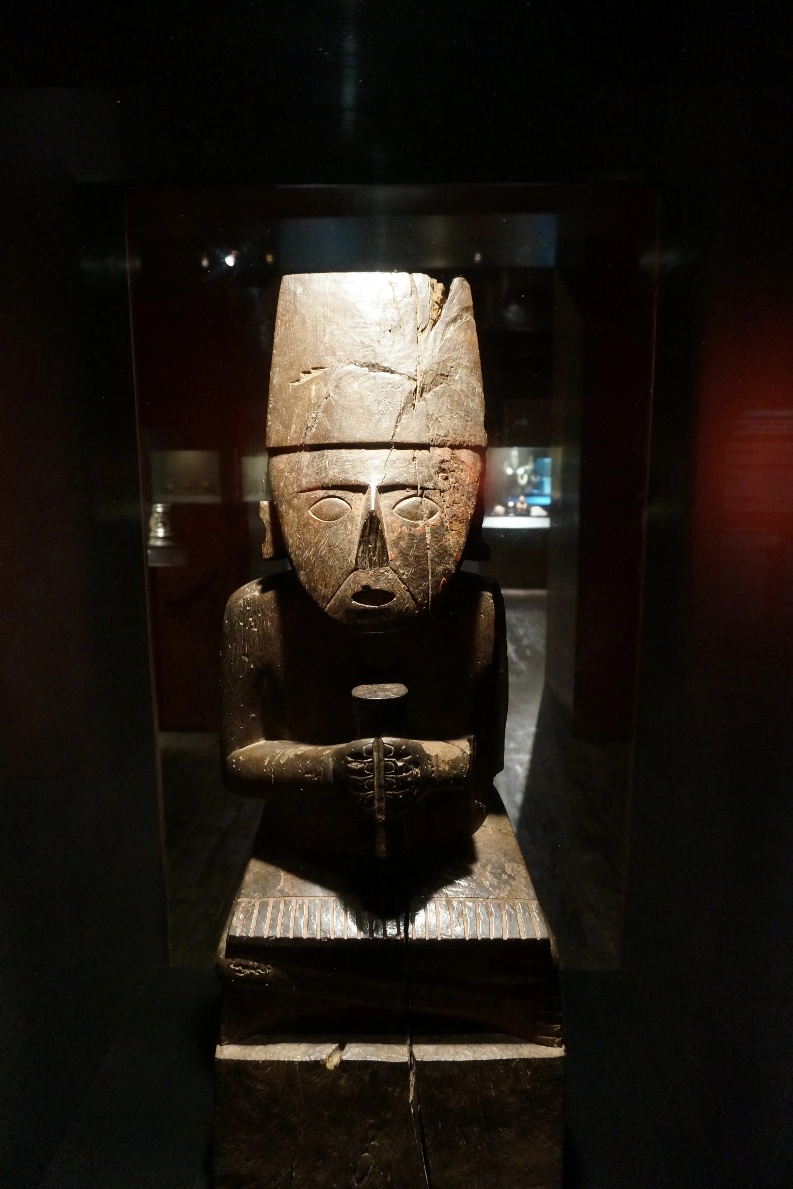 lima museum tall statue.BRGEAgnb.jpg