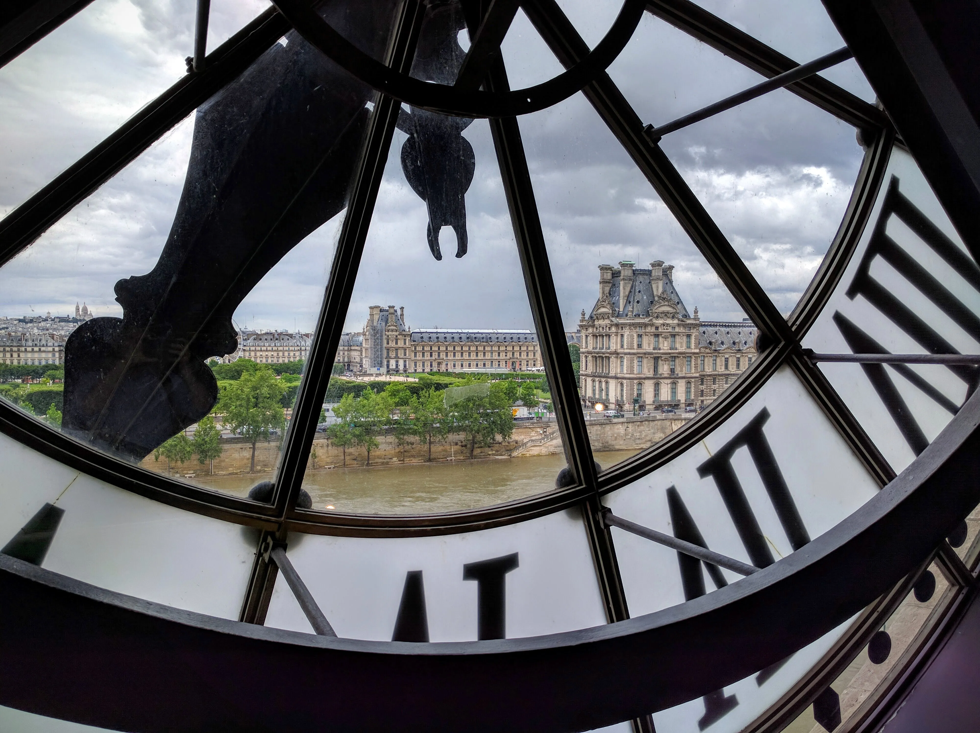 paris clock.BzZ0DJ7p.jpg