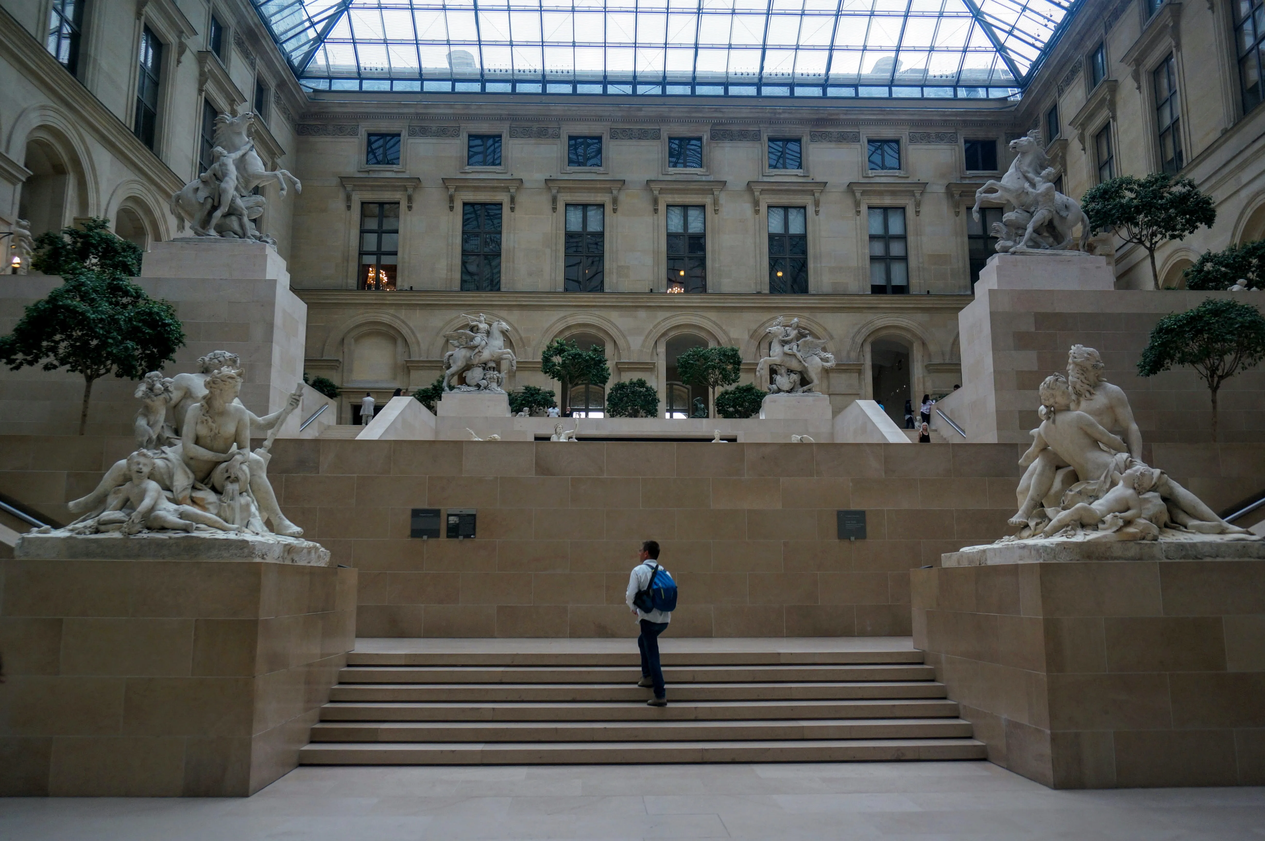 paris louvre interior.Avg7TlkI.jpg