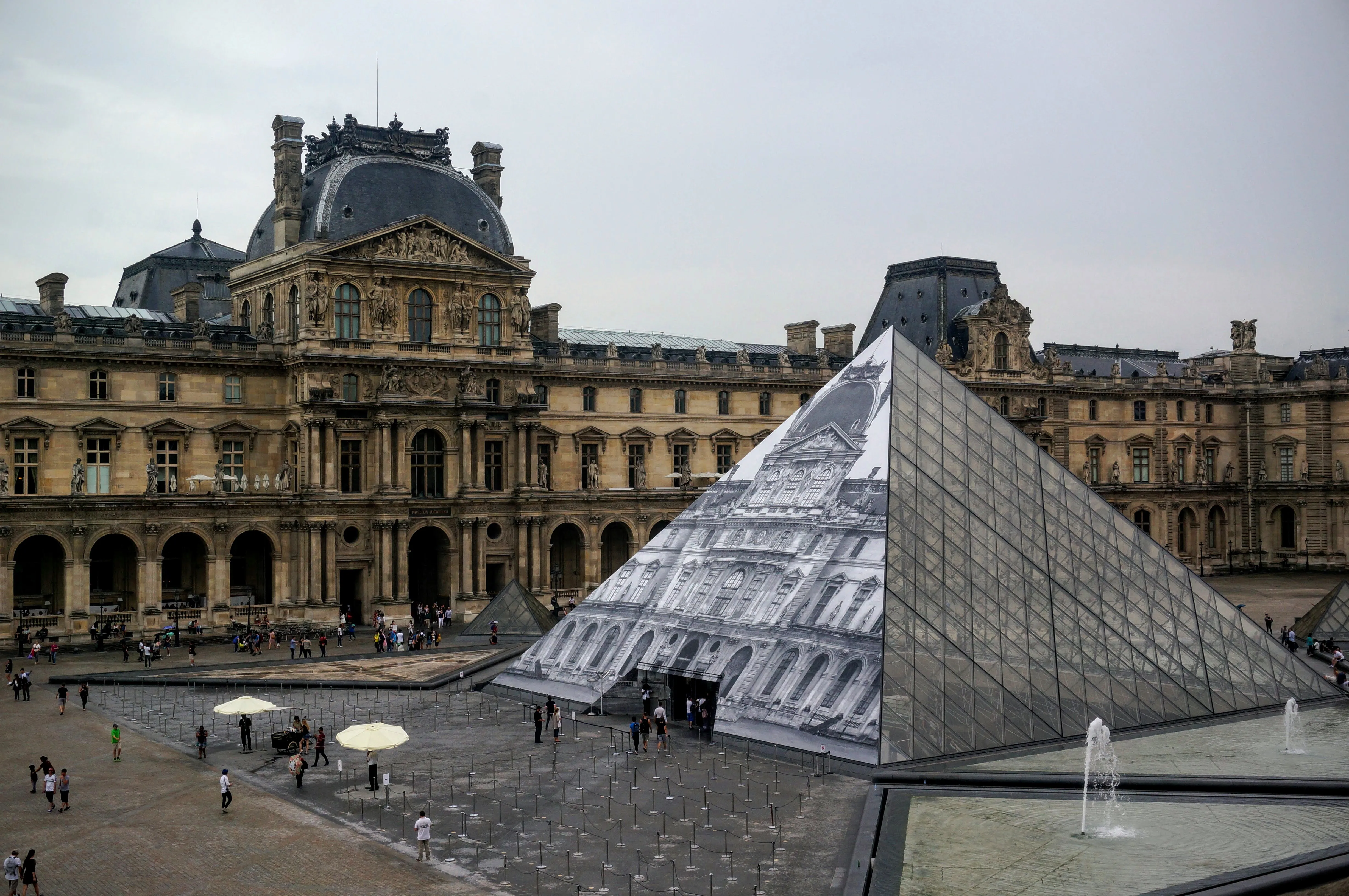 paris louvre.Ba9jwXEK.jpg