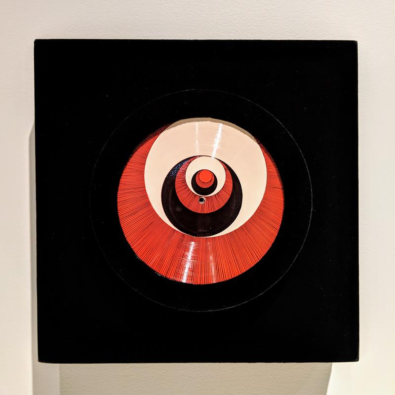 Mona circle red